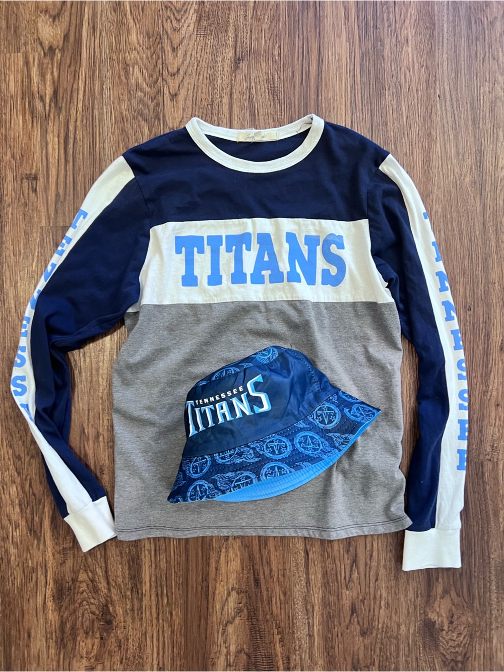 Women’s long sleeve shirt size ML Tennessee titans and bucket hat reversible